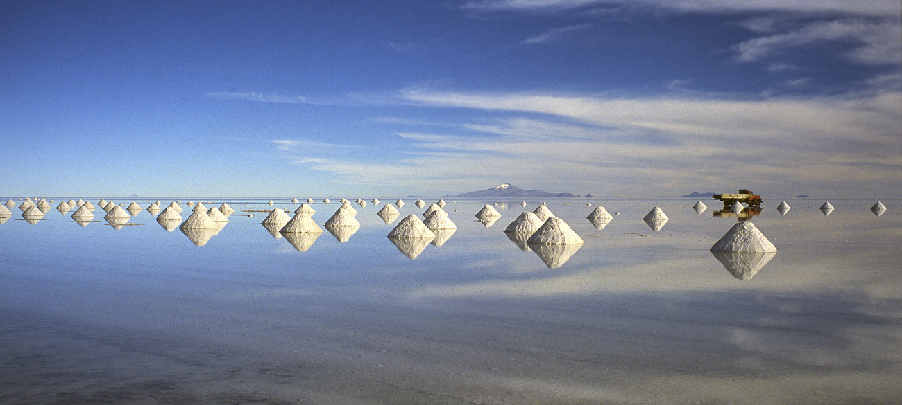 chi_4_25 salar pano.jpg - Uyuni salar d'Uyuni exploitation du sel sur le salar d'Uyuni inondé